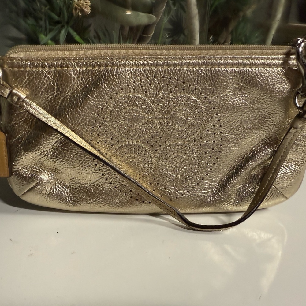 Coach tag  on it Gold Leather Crossbody Bag
